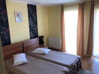 Отель Hotel Sucidava Corabia Двухместный номер с 2 отдельными кроватями и собственной ванной комнатой-1